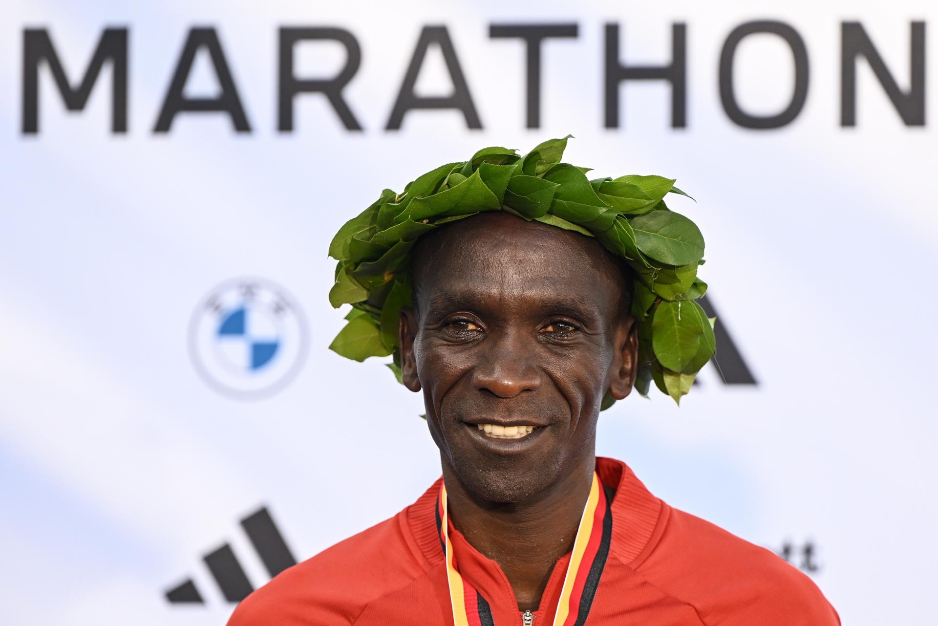 Eliud Kipchoge celebra la victoria en el maratón de Berlín de 2023. EFE/EPA/Filip Singer