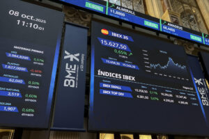 MADRID, 08/10/2025.- Varios paneles y monitores muestran en el parqué madrileño la evolución de la Bolsa española este miércoles. EFE/ Altea Tejido Sánchez