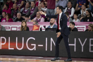 Fotografía de Alex López, en la que puede verse en una imagen de archivo del 5 de abril de 2025 al entrenador del Hiopos Lleida, Gerard Encuentra, durante un partido. EFE