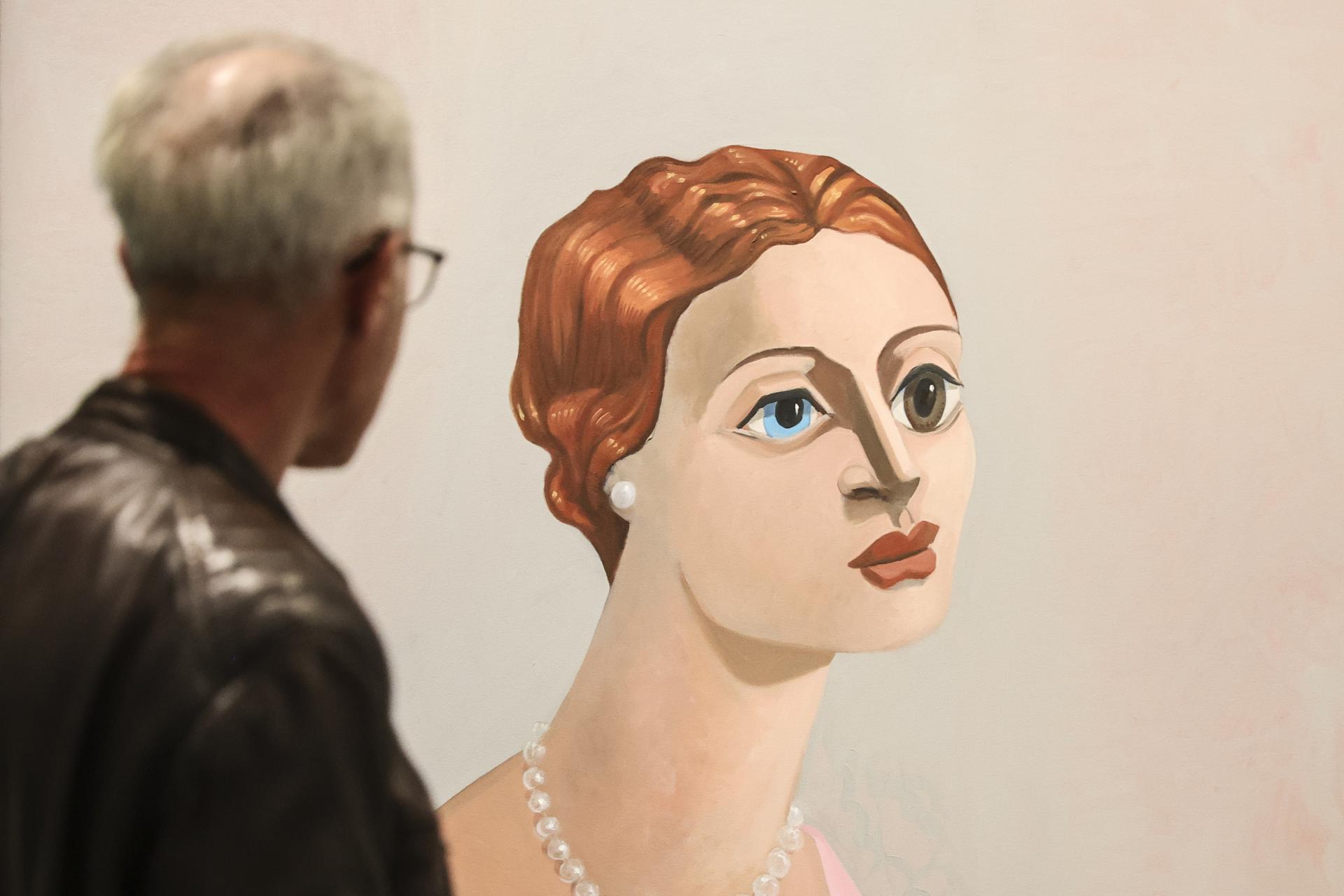 Un hombre observa el cuadro 'Retrato de una Mujer' en la exposición 'George Condo' del artista estadounidense George Condo durante una visita de prensa en el Museo de Arte Moderno en París, Francia, 09 de octubre de 2025. La exposición se lleva a cabo del 10 de octubre al 08 de febrero de 2026. (Francia) EFE/EPA/Teresa Suarez