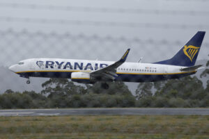 Imagen de archivo de un avión de Ryanair rriza en el aeropuerto de Lavacolla, en Santiago de Compostela. EFE/ Lavandeira Jr