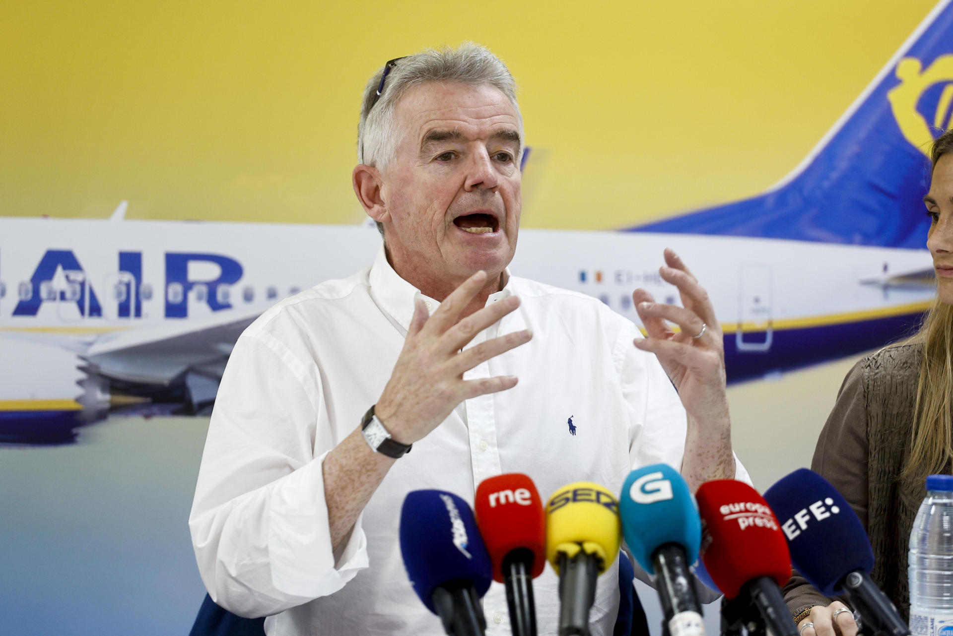 Imagen de archivo de un avión de Ryanair rriza en el aeropuerto de Lavacolla, en Santiago de Compostela. EFE/ Lavandeira Jr