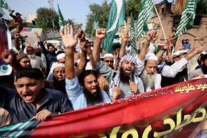 Los partidarios del partido político islámico Liga Musulmana Central de Pakistán (PMML) participan en una protesta en apoyo del pueblo palestino y en contra de la interceptación por parte de Israel de los buques de la Flotilla Global Sumud (GSF), en Peshawar, Pakistán, 03 de octubre de 2025. La Flotilla Global Sumud, una iniciativa marítima internacional con representantes de más de 40 países que comenzó a navegar en agosto de 2025 hacia la Franja de Gaza, tiene como objetivo romper el bloqueo israelí y entregar ayuda humanitaria a Gaza. (Protestas) EFE/EPA/BILAWAL ARBAB