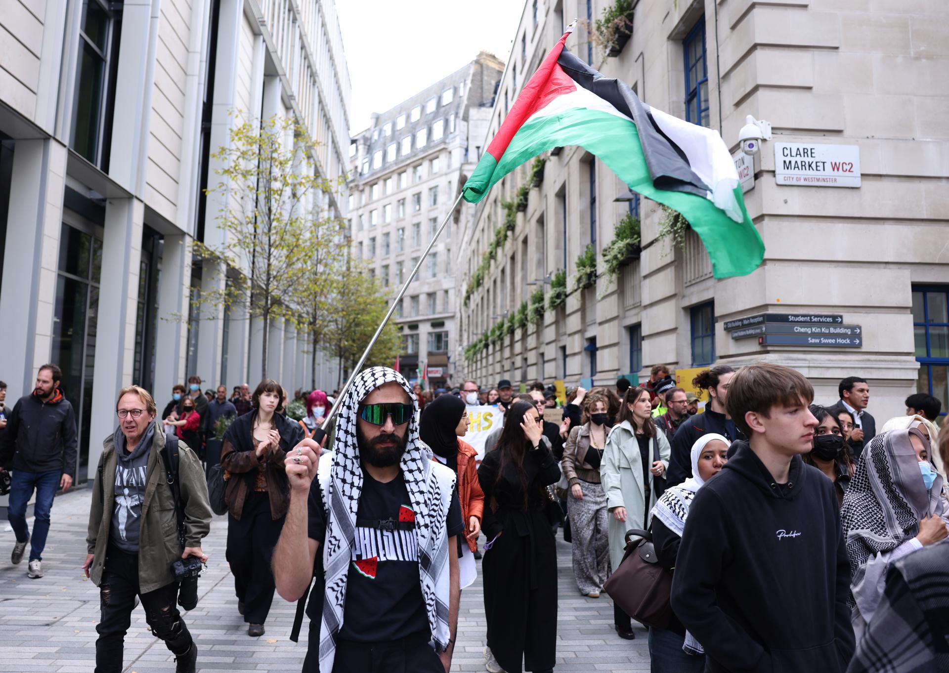 Manifestantes en la London School of Economics participan en una marcha estudiantil pro-palestina en Londres, Reino Unido, 07 de octubre de 2025. El 7 de octubre marca el segundo aniversario de un ataque transfronterizo por parte de Hamas en Israel el 07 de octubre de 2023 que mató a aproximadamente 1,200 israelíes y lanzó una campaña militar israelí en respuesta en la Franja de Gaza que mató a más de 67,000 palestinos y destruyó el enclave palestino. El primer ministro británico Starmer ha instado a los estudiantes a no unirse a las protestas pro-palestinas, diciendo que sería 'anti-británico' que las manifestaciones planeadas se llevaran a cabo. (Protestas, Reino Unido, Londres) EFE/EPA/NEIL HALL
