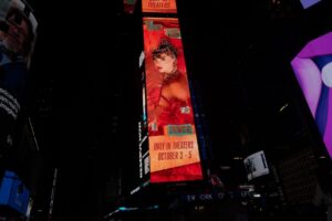 Nueva York, 4 oct (EFE).- Los gigantes del marketing Apple y Taylor Swift han coincidido este otoño en el color naranja para subrayar la identidad visual de sus nuevos lanzamientos: el iPhone 17 Pro en "naranja cósmico", en el caso de la compañía de la manzana mordida, y un vinilo anaranjado para 'The Life of a Showgirl', el duodécimo álbum de la cantante. 
Anuncio del disco Taylor Swift's en Times Square (Nueva York).EFE/EPA/JOHN TAGGART