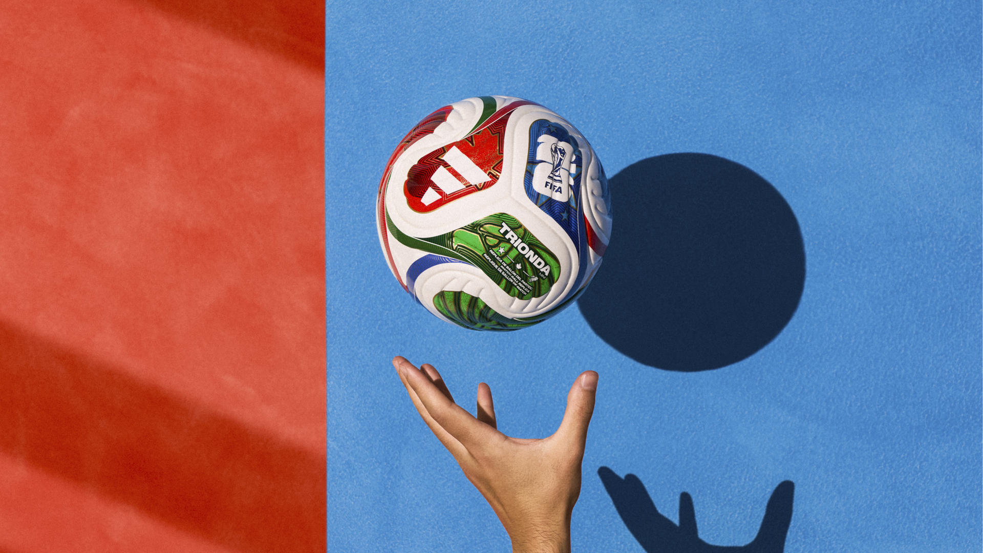 Imagen cedida por la FIFA del balón oficial de la Copa Mundial, el Trionda. EFE/FIFA/SOLO USO EDITORIAL
