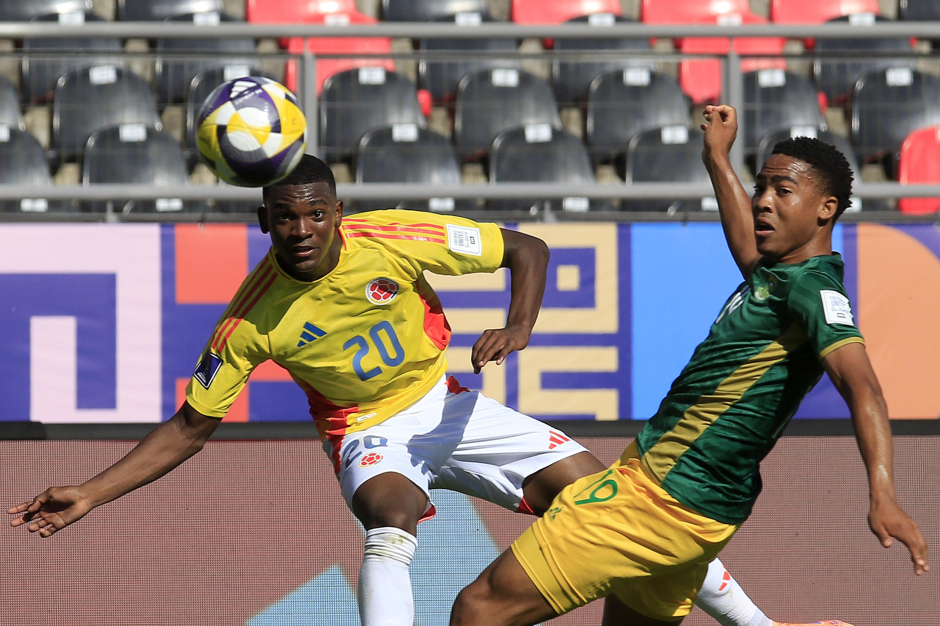 Joel Canchimbo (i) de Colombia disputa el balón con Thato Majoro de Sudáfrica en un partido de octavos de final de la Copa Mundial Sub-20. EFE/ Benjamín Hernández
