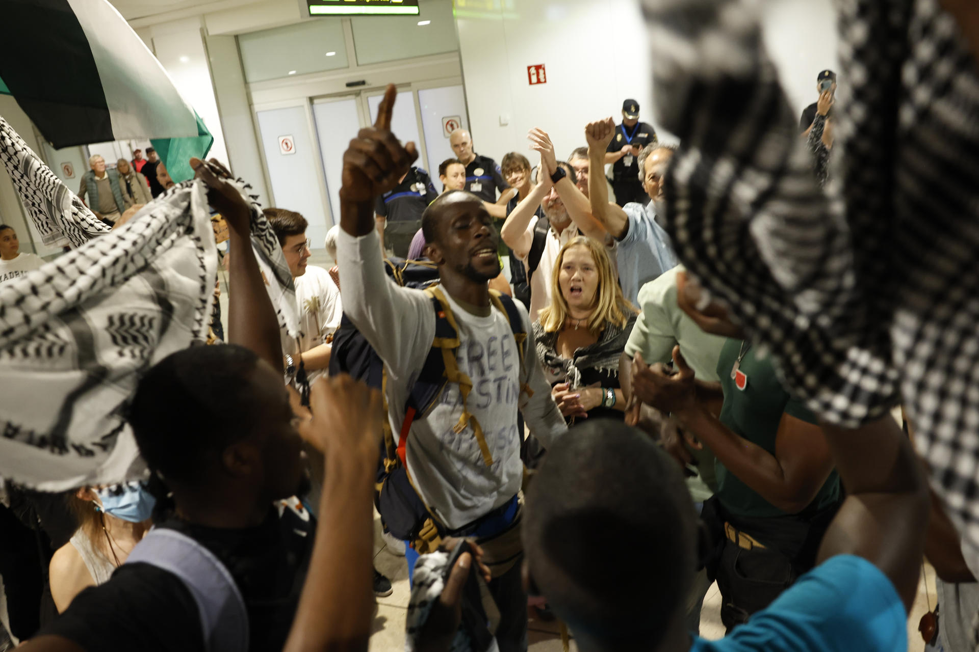 Llegada este lunes al aeropuerto de Barajas, en Madrid, de otro grupo de activistas españoles que integraban la flotilla Global Sumud, en un avión A-400 de la Fuerza Aérea Española. EFE/Juanjo Martín
