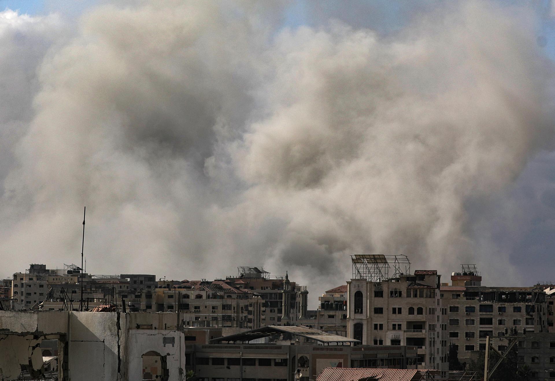 Bombardeo del Ejército israelí en Gaza. EFE/EPA/MOHAMMED SABER