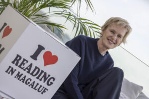 La novelista, ensayista y poeta estadounidense Siri Hustvedt ha afirmado este viernes en Calvià (Mallorca) que su marido, el escritor fallecido Paul Auster, siempre le ofreció un apoyo "incondicional" a lo largo de su carrera profesional, y ha asegurado: "Sí, vivir juntos durante 43 años de matrimonio nos hizo mejores escritores, sin ninguna duda".-EFE/ Cati Cladera