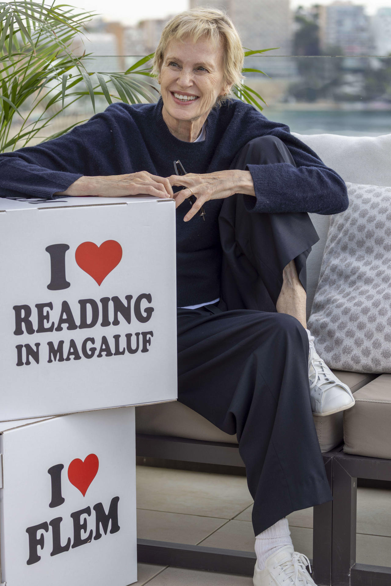 La novelista, ensayista y poeta estadounidense Siri Hustvedt ha afirmado este viernes en Calvià (Mallorca) que su marido, el escritor fallecido Paul Auster, siempre le ofreció un apoyo "incondicional" a lo largo de su carrera profesional, y ha asegurado: "Sí, vivir juntos durante 43 años de matrimonio nos hizo mejores escritores, sin ninguna duda".-EFE/ Cati Cladera
