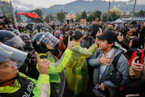 Fotografía del pasado martes de manifestantes mientras discuten con la Policía de Ecuador durante una manifestación contra el presidente de Ecuador, Daniel Noboa, por el alza del diésel y en apoyo a los manifestantes indígenas de la provincia de Imbabura en Quito (Ecuador). EFE/ José Jácome