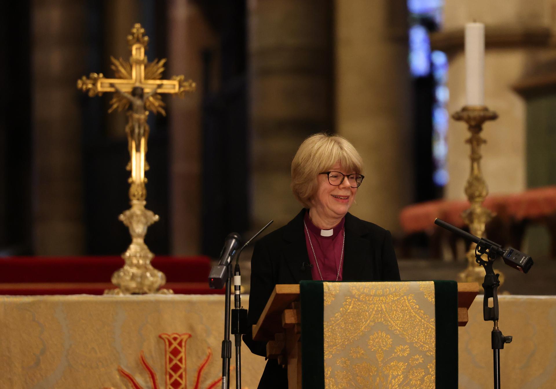 La obispa Sarah Mullally durante su discurso después de ser nombrada arzobispo de Canterbury. EFE/EPA/NEIL HALL
