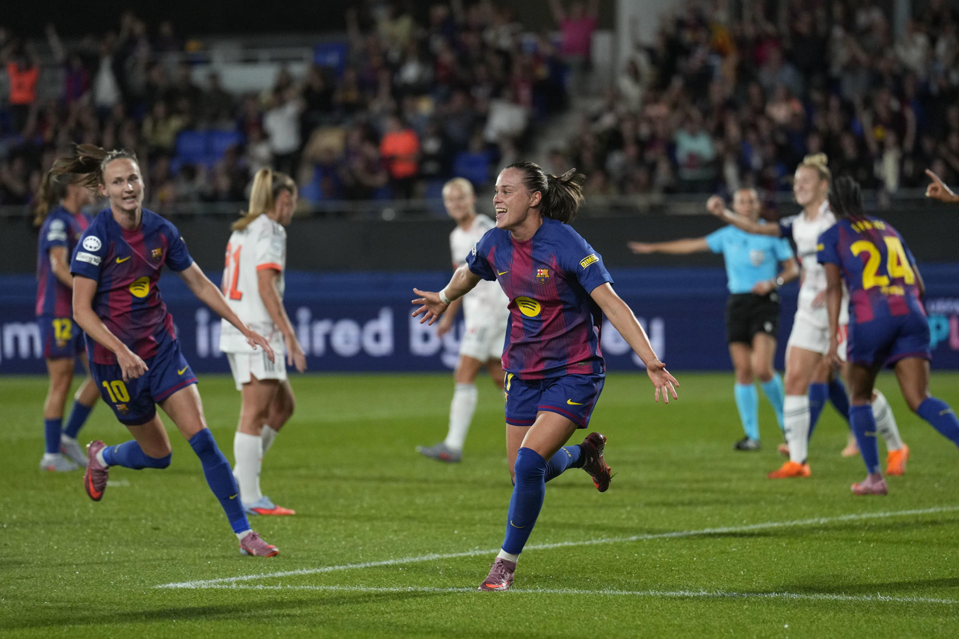 La delantera polaca del Barcelona Ewa Pajor celebra el segundo gol de su equipo durante el partido de la Liga de Campeones femenina de fútbol entre el Barcelona y el Bayern de Munich, este martes. EFE/ Alejandro García
