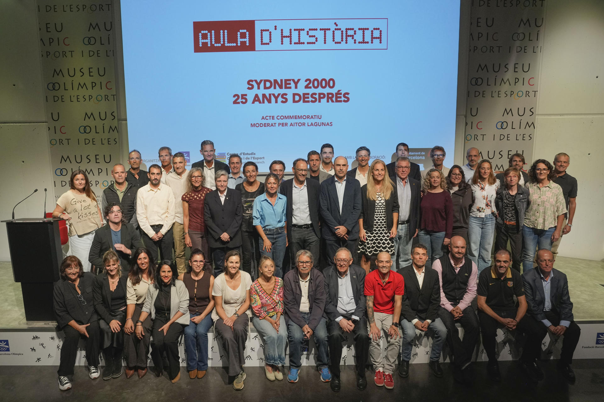 Foto de familia durante la mesa redonda organizada por la Fundación Barcelona Olímpica con algunos de los deportistas españoles que hace 25 años participaron en los Juegos Olímpicos de Sídney en el año 2000. EFE/Alejandro García