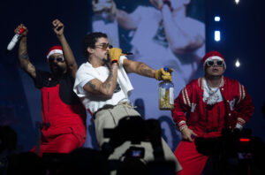 Fotografía de archivo en donde se ve a Bad Bunny (c) durante un concierto en el Coliseo de San Juan, Puerto Rico. EFE/Thais Llorca
