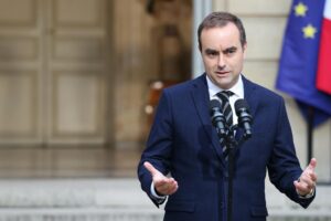 El primer ministro francés, Sébastien Lecornu, pronuncia una declaración en el Hotel Matignon en París, Francia, el 3 de octubre de 2025, antes de las consultas con los partidos políticos antes del anuncio del nuevo gobierno. (Francia) EFE/EPA/ALAIN JOCARD / POOL MAXPPP OUT