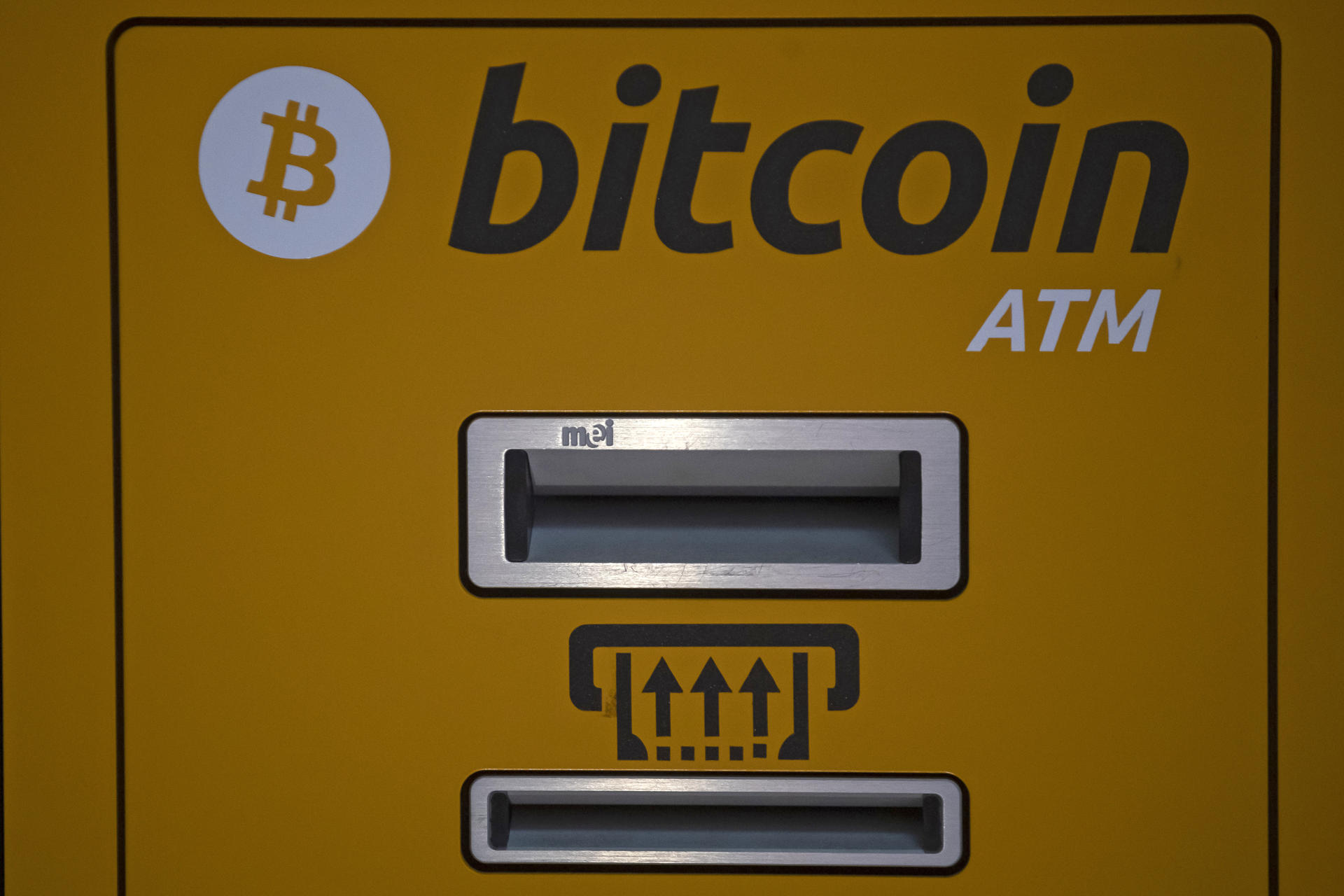 Fotografía de archivo de un cajero de criptomonedas en una plaza comercial en Ciudad de México (México). EFE/ Isaac Esquivel