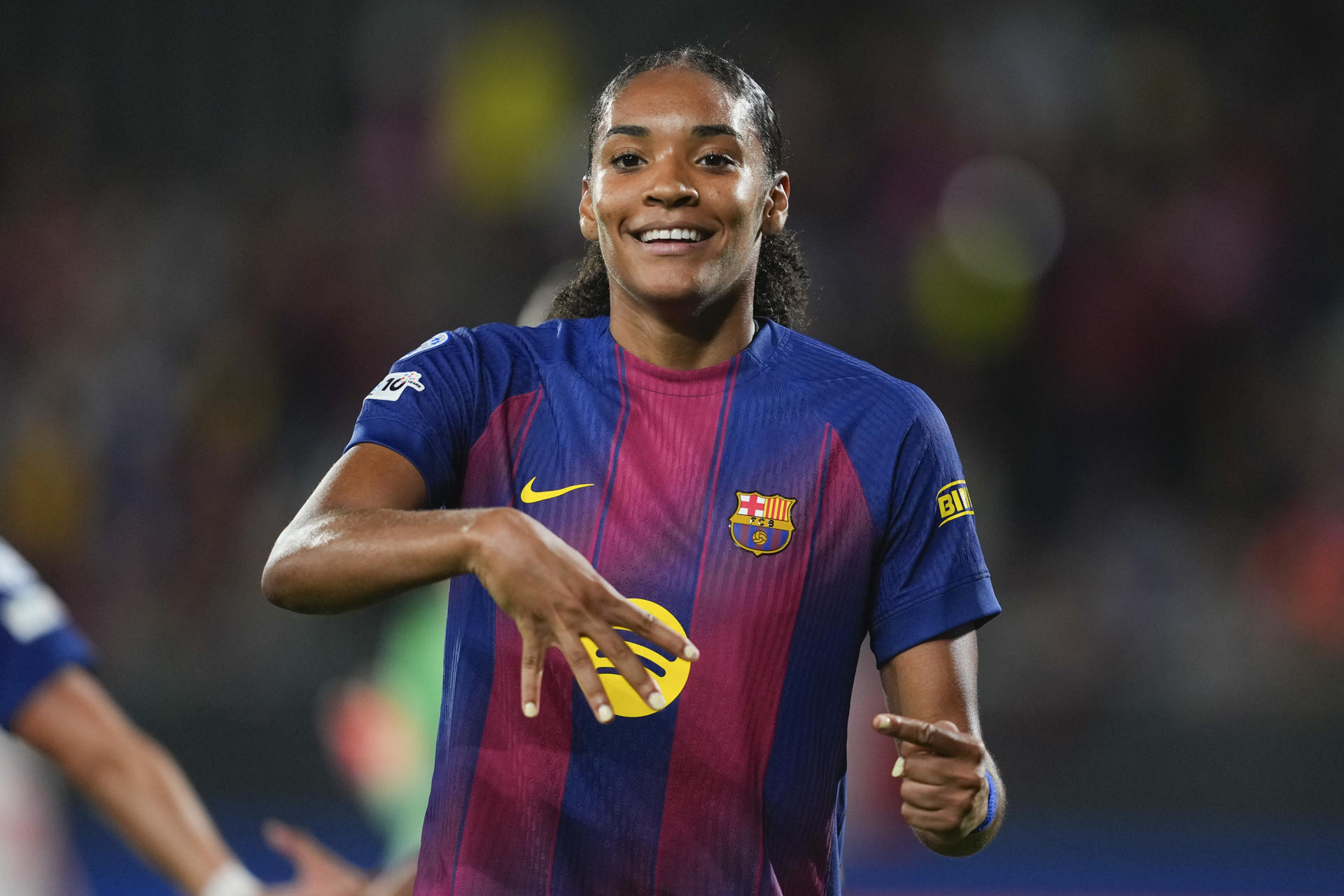 La delantera del Barcelona Salma Paralluelo celebra el 4-0 conseguido ante el Bayern de Munich, durante el partido de la Liga de Campeones femenina de fútbol entre el Barcelona y el Bayern de Munich, este martes. EFE/Alejandro García

