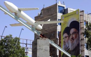 Un dron simulado hecho por los hutíes está en exhibición frente a un cartel que muestra retratos de los líderes fallecidos de Hezbolá, Hassan Nasrallah (R) y Hashem Safieddine (L), en Sana'a, Yemen, 05 de octubre de 2025. Los hutíes de Yemen han reclamado la responsabilidad de un nuevo ataque con misiles a Israel en respuesta a la operación militar de Israel, según una declaración del portavoz militar de los hutíes, Yahya Sarea. (Hizbulá/Hezbolá) EFE/EPA/YAHYA ARHAB