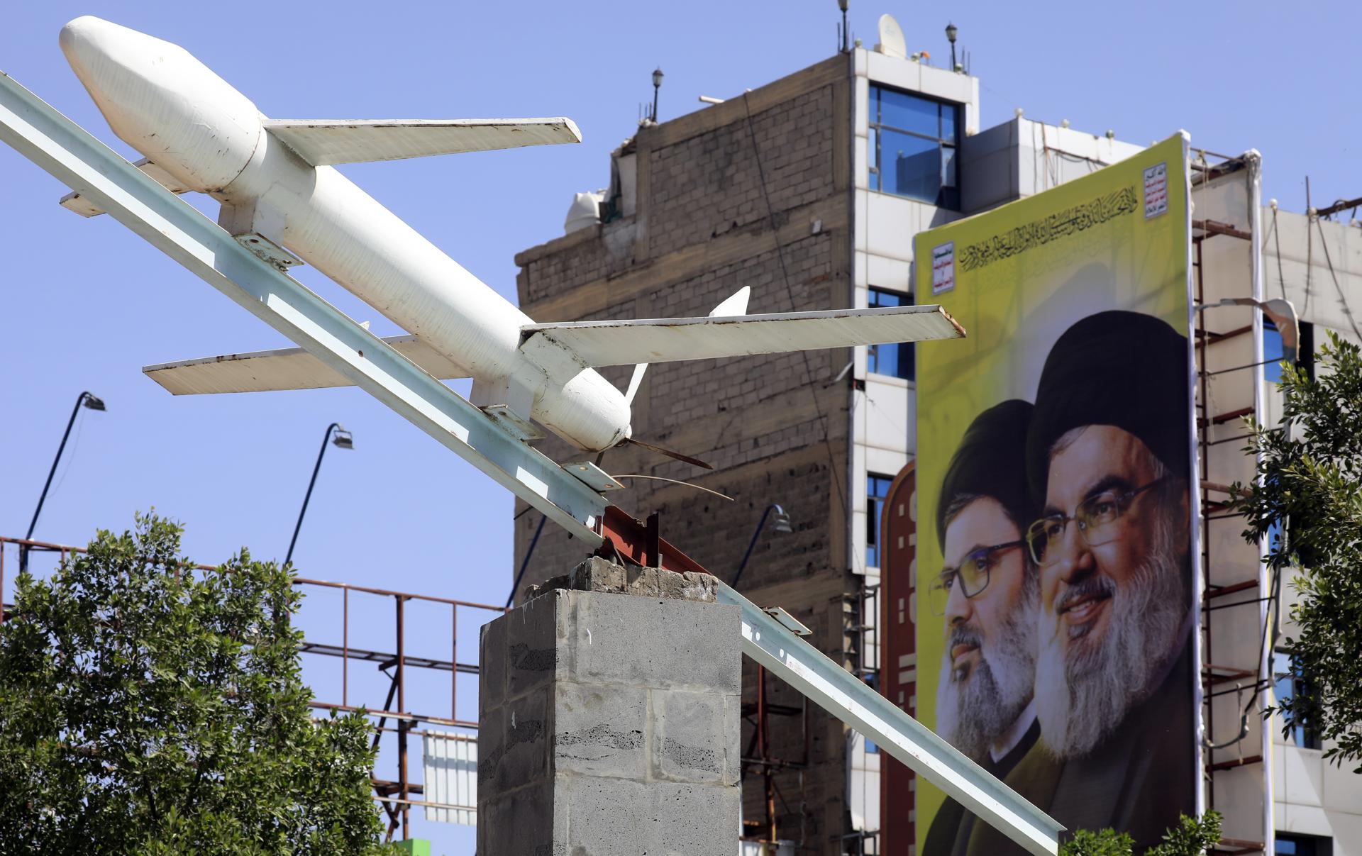 Un dron simulado hecho por los hutíes está en exhibición frente a un cartel que muestra retratos de los líderes fallecidos de Hezbolá, Hassan Nasrallah (R) y Hashem Safieddine (L), en Sana'a, Yemen, 05 de octubre de 2025. Los hutíes de Yemen han reclamado la responsabilidad de un nuevo ataque con misiles a Israel en respuesta a la operación militar de Israel, según una declaración del portavoz militar de los hutíes, Yahya Sarea. (Hizbulá/Hezbolá) EFE/EPA/YAHYA ARHAB