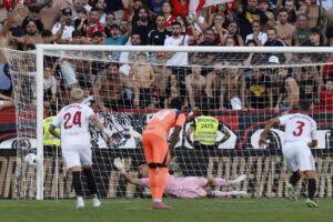 -El portero del Sevilla Odisseas Vlachodimos intenta detener el penalti fallado por el delantero del Barcelona Robert Lewandowski, durante el partido de la jornada 8 de Laliga EA Sports, este domingo en el estadio Sánchez-Pizjuán en Sevilla.-EFE/ Julio Muñoz