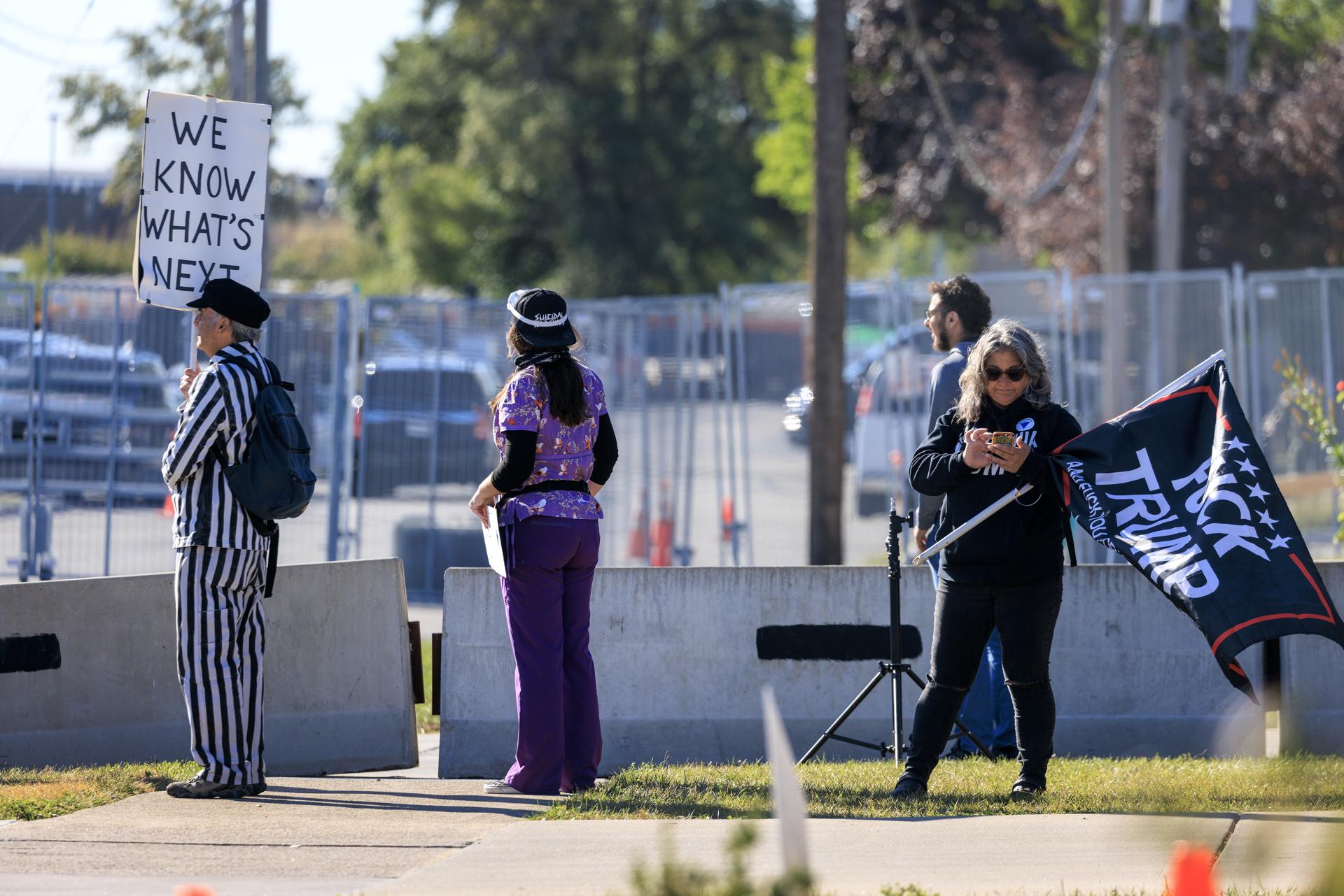 Un activista se encuentra junto a los medios de comunicación fuera de la instalación de detención de ICE en Broadview, Illinois, EE. UU. EFE/CRISTOBAL HERRERA-ULASHKEVICH