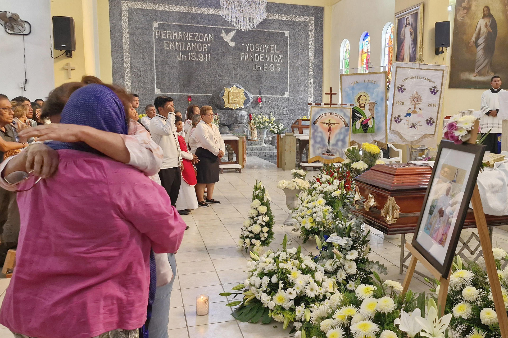 Personas asisten a una misa para honrar al sacerdote mexicano Bertoldo Pantaleón Estrada este martes, en la comunidad de Mezcala en el municipio de Chilpancingo en Guerrero (México). EFE/José Luis de la Cruz
