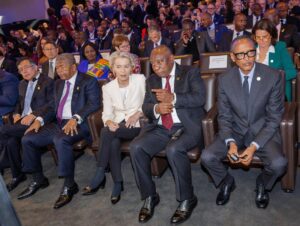 (L-D) Presidente de Colombia Gustavo Petro, Presidente de Angola Joao Lourenco, Presidenta de la Comisión Europea Ursula von der Leyen, Presidente de Sudáfrica Cyril Ramaphosa y Presidente de Ruanda Paul Kagame asisten al primer día del Foro Global Gateway en Bruselas, Bélgica, 09 de octubre de 2025. La segunda edición del foro tendrá lugar el 09 y 10 de octubre de 2025 en Bruselas. (Bélgica, Ruanda, Sudáfrica, Bruselas) EFE/EPA/OLIVIER MATTHYS