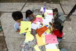 Fotografía de archivo del 21 de julio de 2023, que muestra niños en actividades recreativas en la Ciudad de México (México). EFE/José Méndez