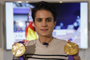 La granadina María Pérez, ganadora de los oros en los 20 y 35 kilómetros marcha en los recientes Mundiales de atletismo de Tokio, es la primera mujer en lograr dos dobletes mundiales consecutivos, tras los de Budapest 2023. Su imagen ya traspasa el aspecto meramente deportivo y por la calle la reconocen como una estrella: "La que has liado, pollito, ahora voy por todos sitios y me conocen". EFE/ Ballesteros