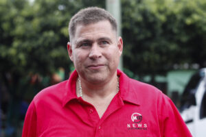 El periodista Mario Guevara reacciona este viernes, en Olocuilta (El Salvador). EFE/Rodrigo Sura