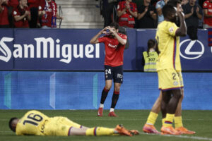 El delantero del Getafe Borja Mayoral (c) juega un balón ante Enzo Boyomo (d), de Osasuna, durante el partido de LaLiga de fútbol que CA Osasuna y Getafe CF disputan este viernes en el estadio de El Sadar, en Pamplona. EFE/Jesús Diges