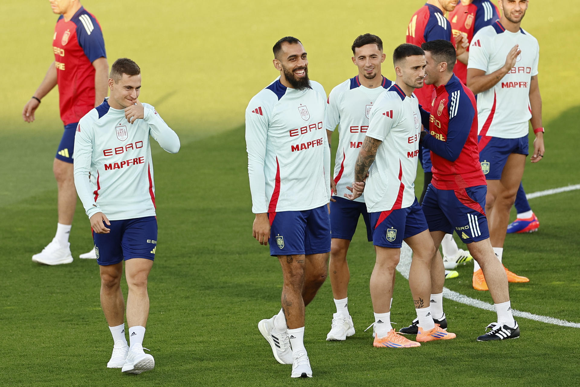 Los jugadores de la selección española de fútbol participan en una sesión de entrenamiento del conjunto en Las Rozas, Madrid, este martes, para preparar el partido que disputará en el Martínez Valero de Elche el sábado (a las nueve menos cuarto de la noche; las 18:45 horas GMT) ante Georgia. EFE/Rodrigo Jiménez

