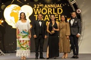 Fotografía del 27 de septiembre de 2025 cedida por World Travel Awards que muestra a la directora de Comunicación de Quito Turismo, Tatiana Sonnenholzner (c), posando con el premio al destino turístico líder en Sudamérica de los 'World Travel Awards 2025',  en Cancún (México). EFE/ World Travel Awards