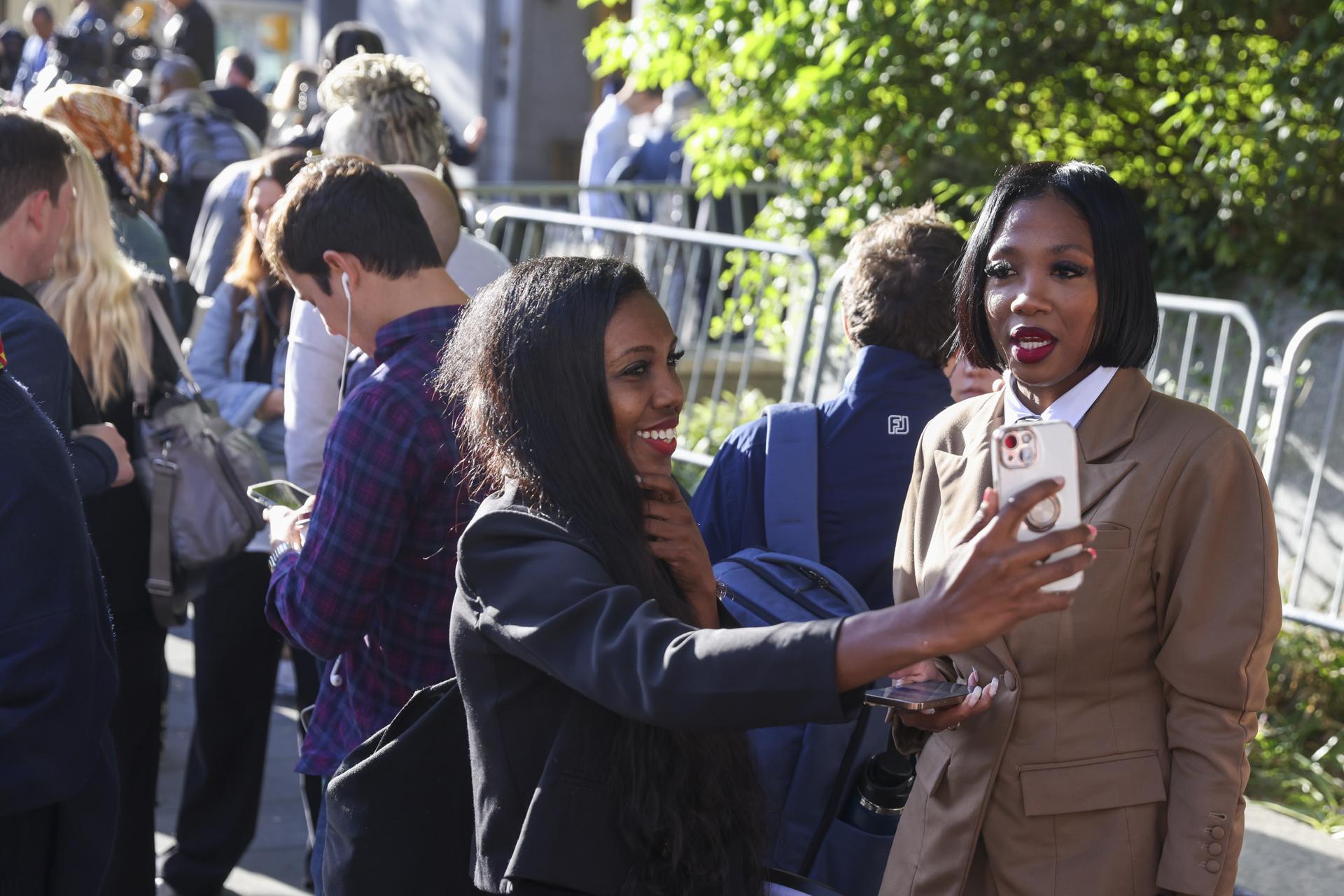 Una creadora de contenido habla en una transmisión en vivo antes de la sentencia del rapero estadounidense Sean 'Diddy' Combs fuera del tribunal federal en Nueva York,EE.UU. EFE/SARAH YENESEL
