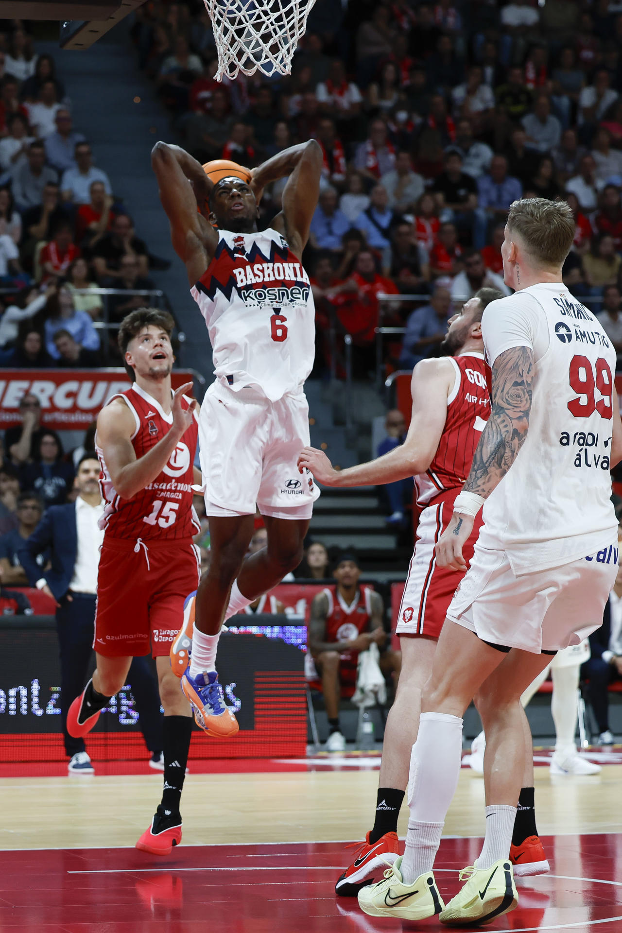 El escolta del Baskonia Hamidou Diallo encesta durante el partido de la Liga Endesa disputado ante el CAsademont Zaragoza, este domingo en el Pabellón Príncipe Felipe de Zaragoza. EFE/ Javier Cebollada
