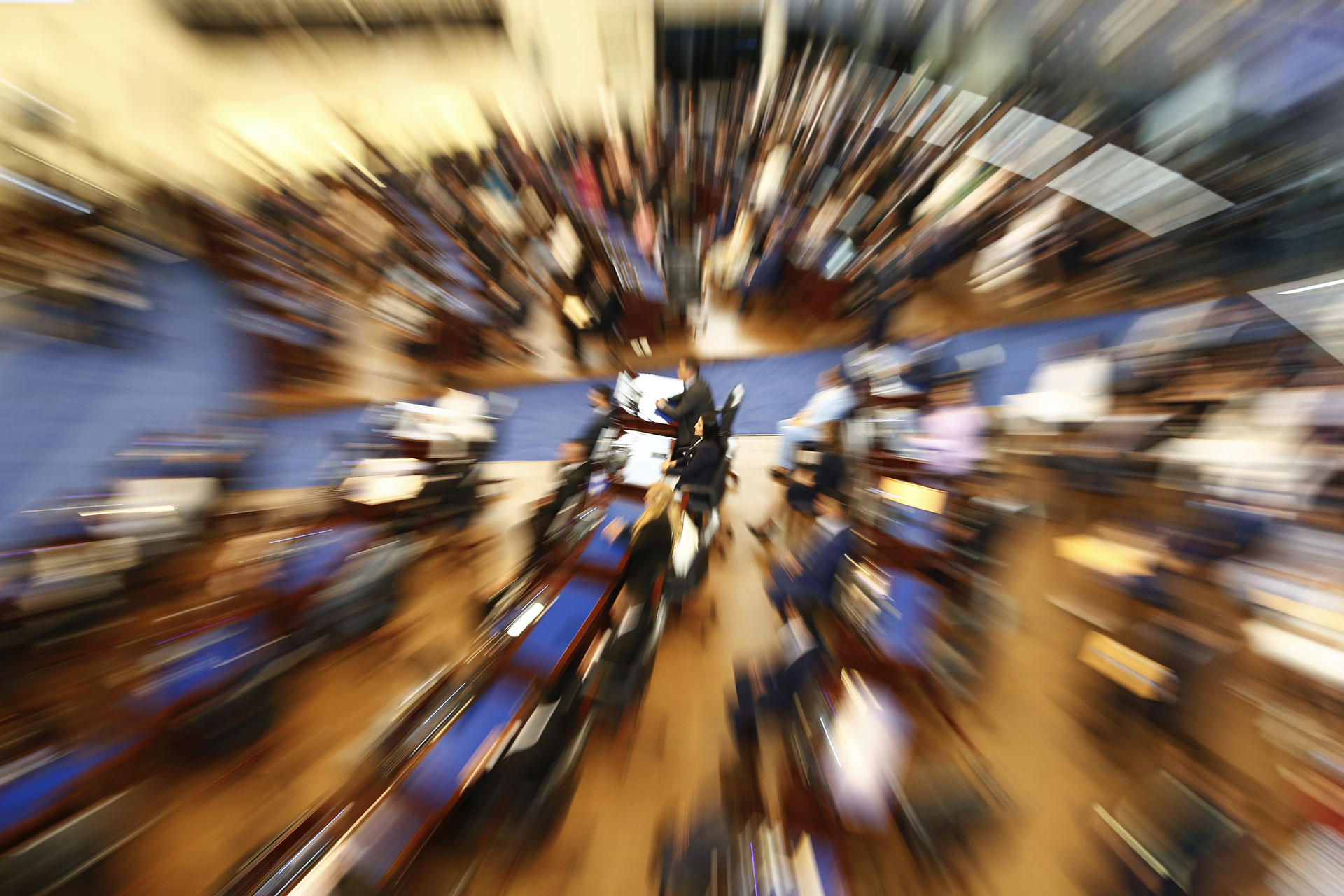 Fotografía de archivo de un efecto óptico al captar una sesión plenaria de la Asamblea Legislativa de El Salvador, en San Salvador. EFE/Rodrigo Sura