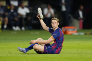El centrocampista del Barcelona Frenkie de Jong durante el partido de la primera fase de la Liga de Campeones que FC Barcelona y PSG disputaron en el estadio olímpico Lluis Companys. EFE/Siu Wu