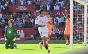 El delantero del Sevilla Isaac Romero celebra su gol contra el Barcelona, durante el partido de la jornada 8 de Laliga EA Sports, en el estadio Sánchez-Pizjuán en Sevilla.-EFE/ Raúl Caro