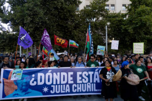 Fotografía de archivo de un grupo de personas al protestar por la desaparición de la lideresa mapuche Julia Chuñil, en Santiago de Chile. EFE/Ailen Díaz