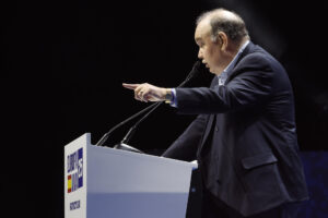 Fotografía de archivo del alcalde de Lima (Perú), Rafael López Aliaga, durante una conferencia, en Madrid (España). EFE/J.J. Guillén
