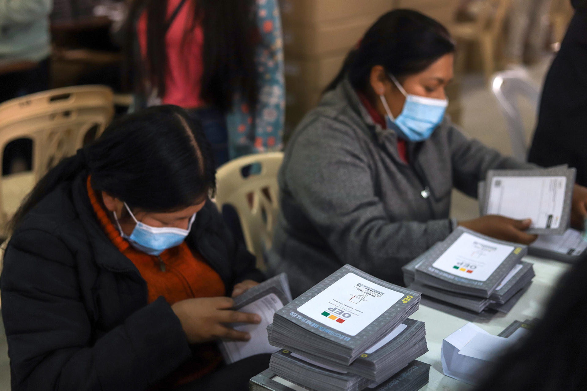 Trabajadores del Tribunal Electoral Departamental (TED) preparan el material electoral este miércoles, en la Paz (Bolivia). EFE/ Gabriel Márquez