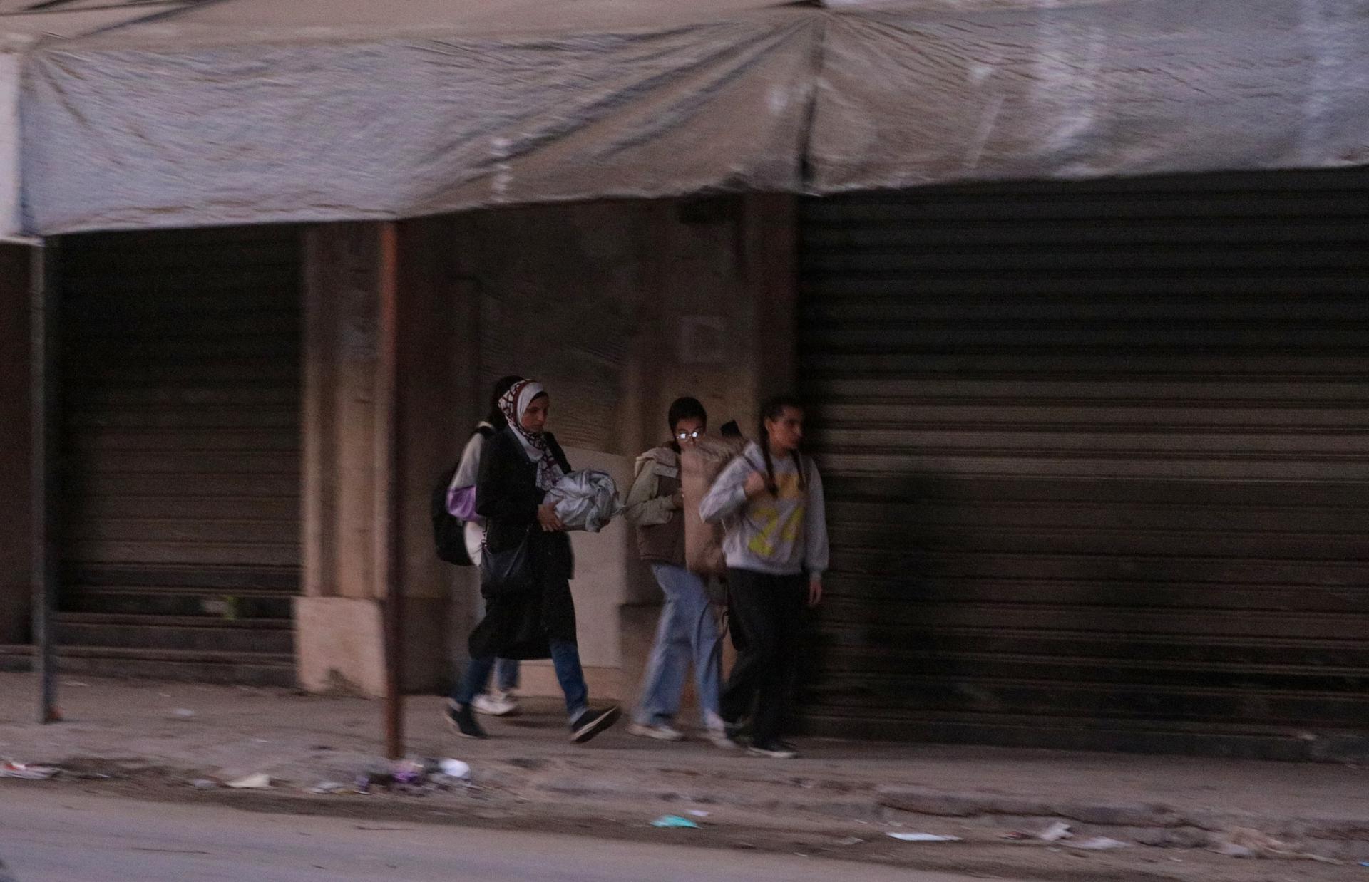 Palestinos desplazados internos huyen durante una operación militar israelí en la ciudad de Gaza. EFE/EPA/MOHAMMED SABER