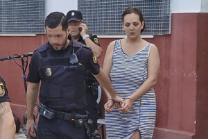 La madre del bebé de nueve días encontrado muerto en su domicilio en Ceuta a última hora de la noche del pasado domingo ha sido trasladados esta mañana a los juzgados de la ciudad después de que los agentes hayan incorporado a la investigación los datos de la autopsia practicada al cuerpo del fallecido. EFE/Reduan Dris