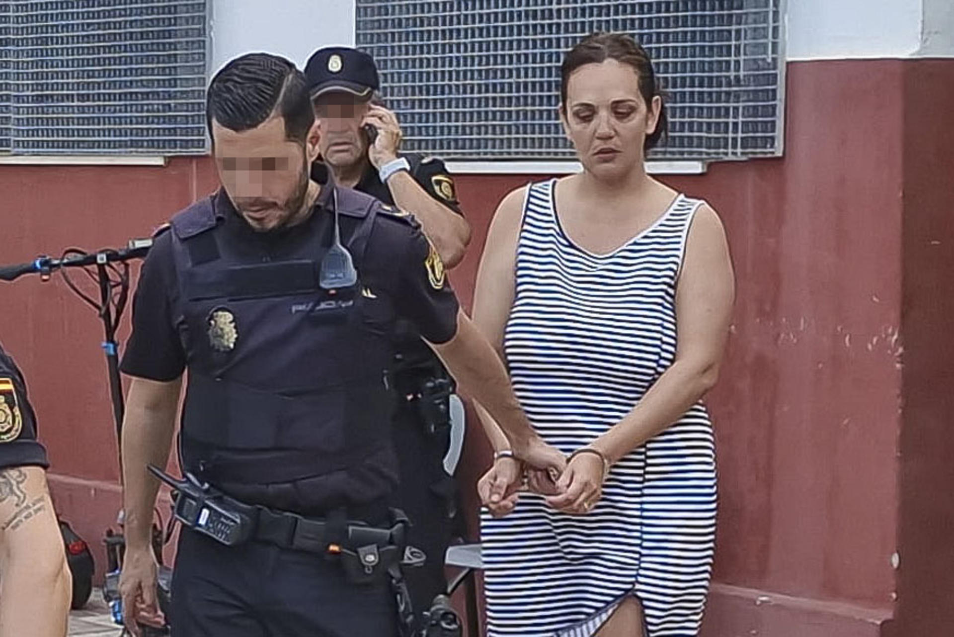 La madre del bebé de nueve días encontrado muerto en su domicilio en Ceuta a última hora de la noche del pasado domingo ha sido trasladados esta mañana a los juzgados de la ciudad después de que los agentes hayan incorporado a la investigación los datos de la autopsia practicada al cuerpo del fallecido. EFE/Reduan Dris