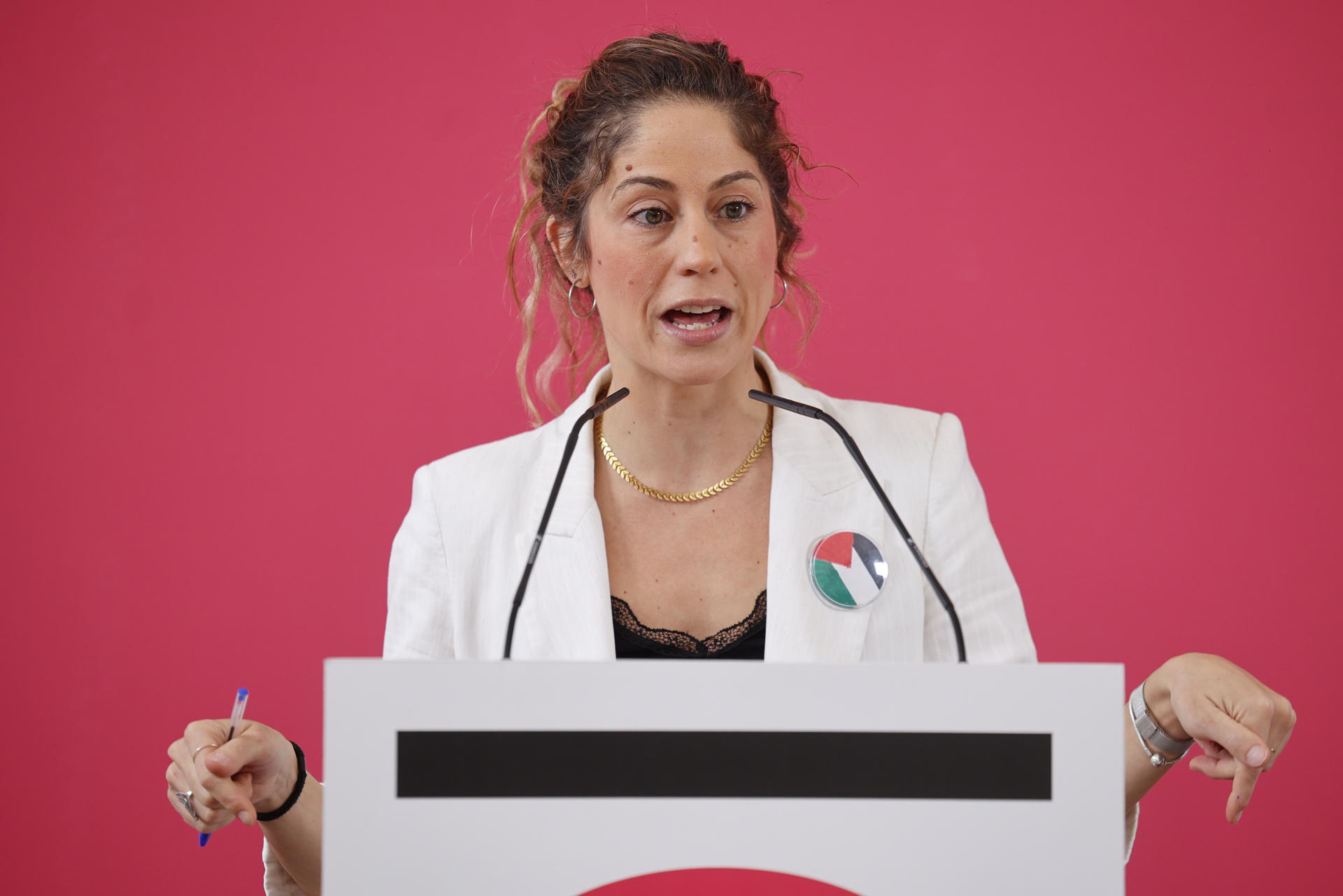 La coordinadora de Movimiento Sumar, Lara Hernández durante la rueda de prensa ofrecida este lunes en la sede de la formación, en Madrid. EFE/ Daniel Gonzalez