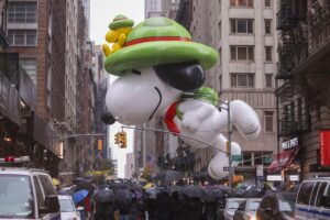 Imagen de archivo de un muñeco gigante de Snoopy en un desfile de Acción de Gracias en Nueva York. EFE/EPA/SARAH YENESEL