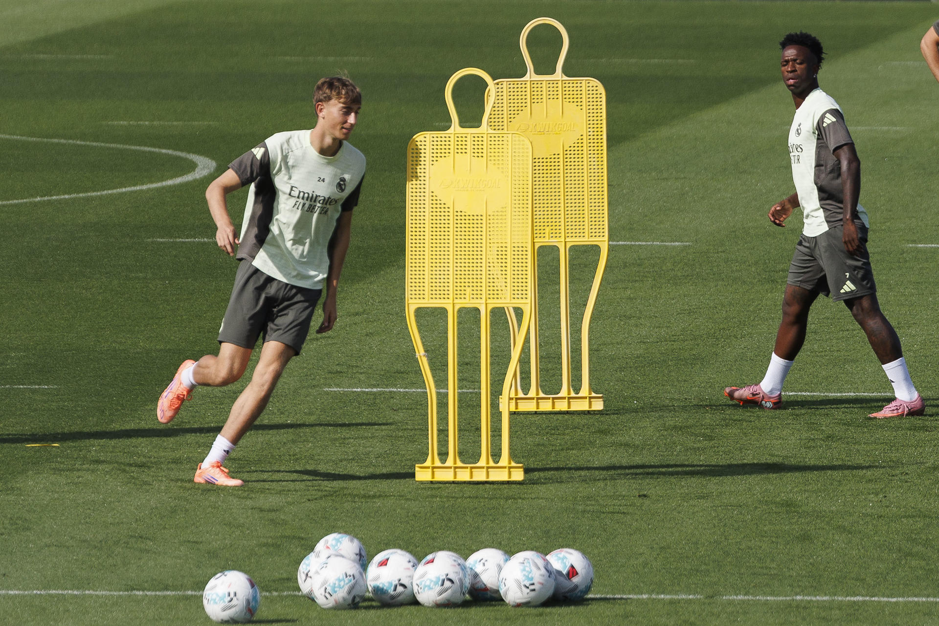 Los jugadores Del Real Madrid Vinicius Junior (i) y el español Dean Huijsen durante el entrenamiento previo al partido de Liga que mañana disputarán ante el Villarreal, este viernes en la Ciudad Deportiva de Valdebebas. EFE/Sergio Pérez
