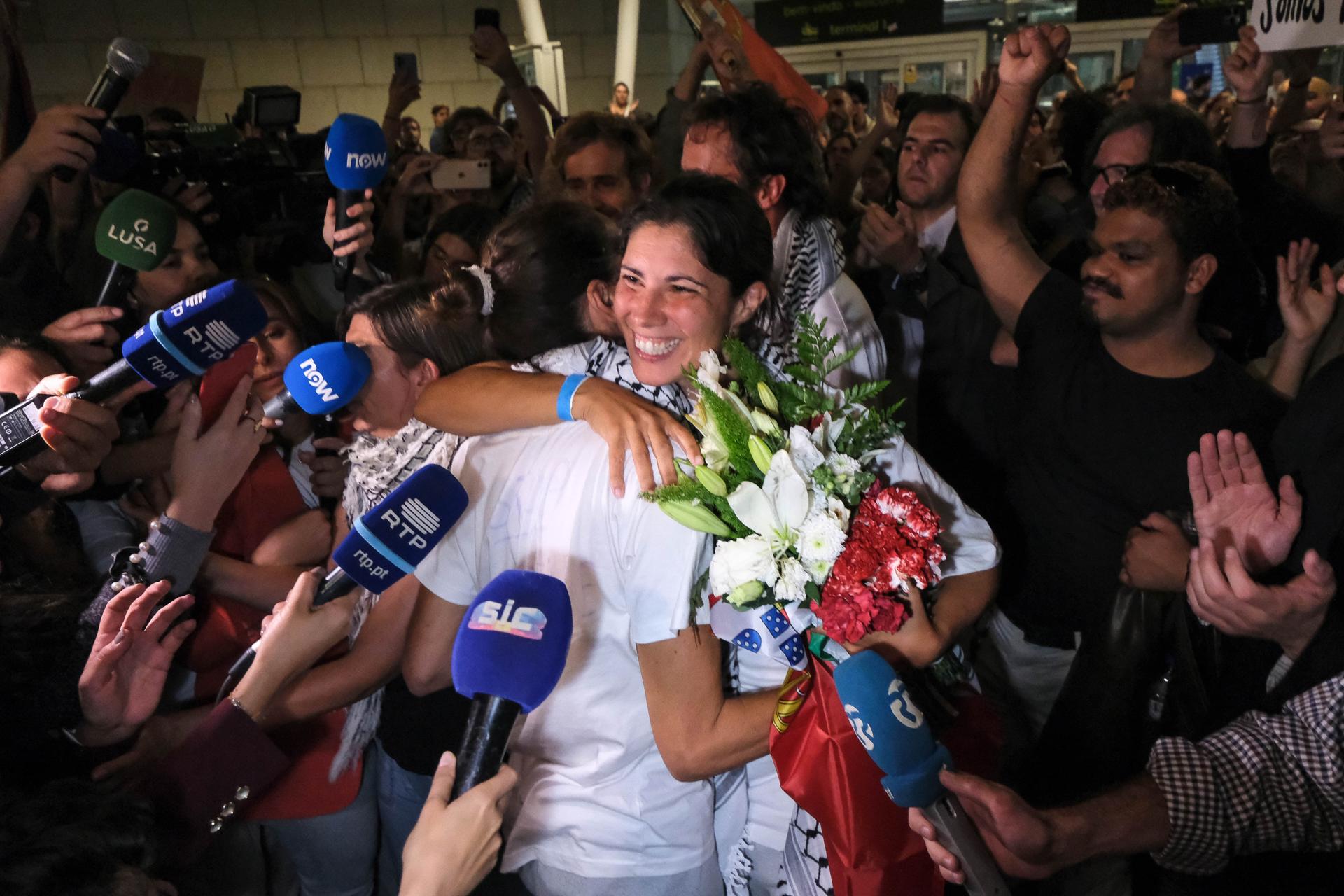 Mariana Mortágua (C-D) y Sofia Aparício (C-I), dos de los cuatro ciudadanos portugueses que participaron en la Flotilla Global Sumud y que habían estado detenidos en Israel desde el jueves, regresan al Aeropuerto de Lisboa, en Lisboa, Portugal. EFE/EPA/RUI MINDERICO
